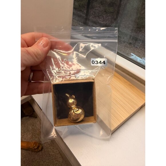 Gold-Tone Gourd-Shaped scarf clip In Gift Box - Picture 7 of 8